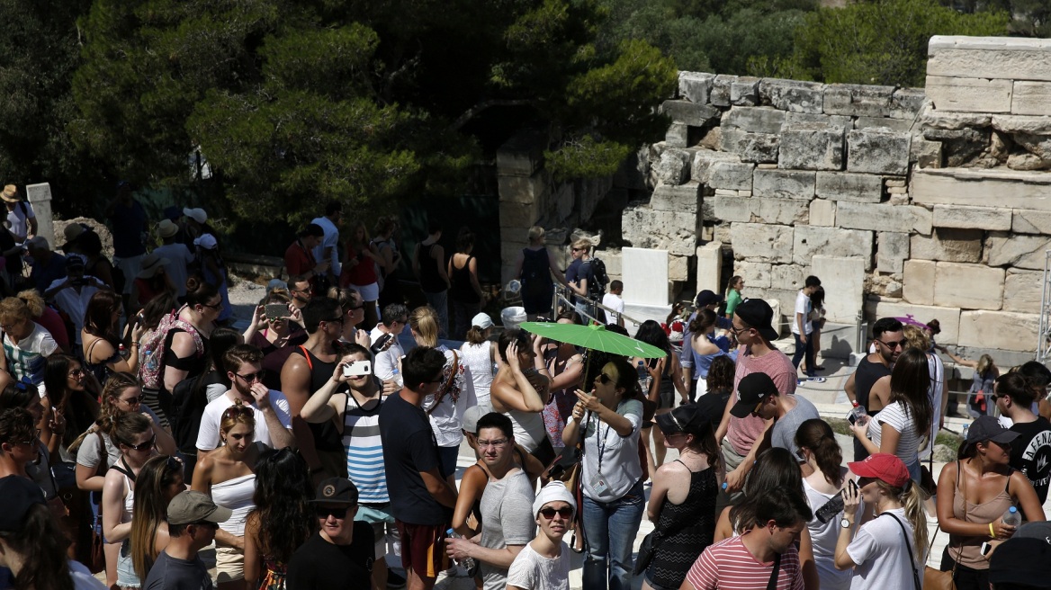 Ο Guardian στη Δημητσάνα: Τρεις φορές ο πληθυσμός της, οι τουρίστες που θα επισκεφθούν φέτος την Ελλάδα!